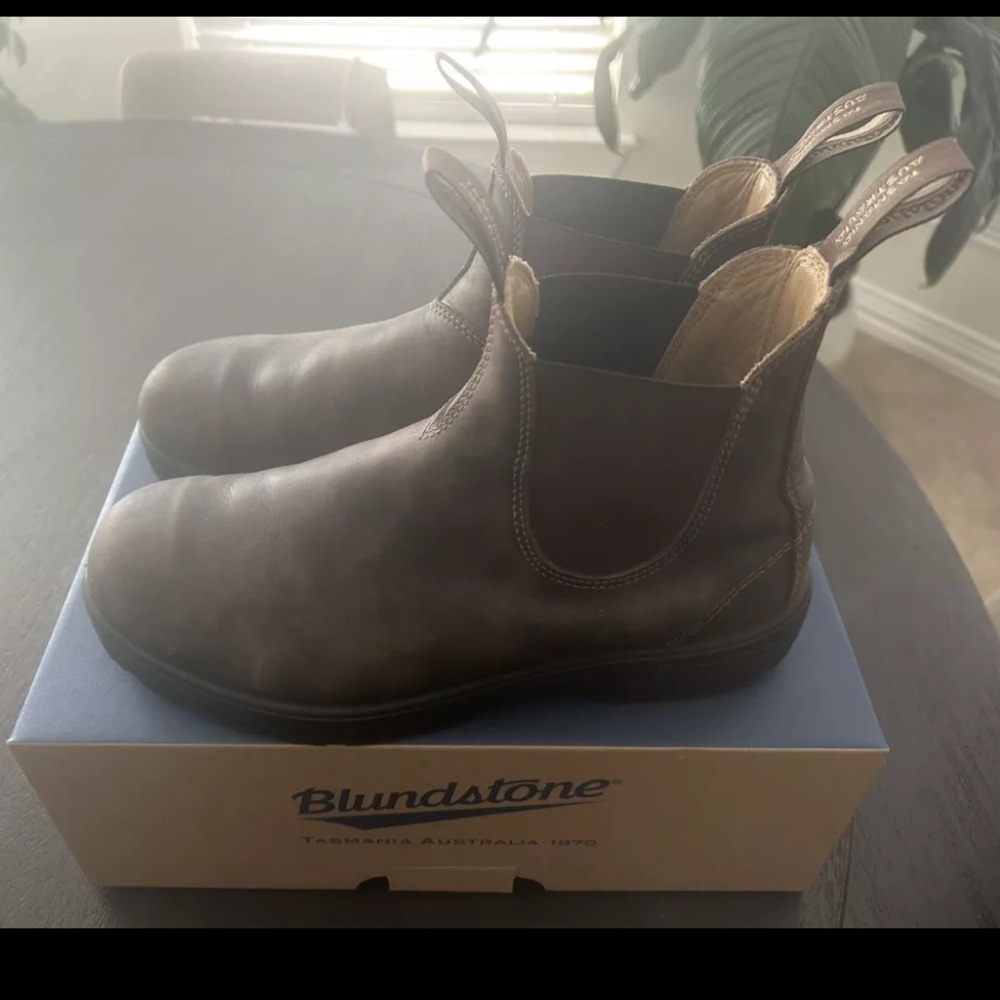 Blundstones 585 Australian size 9.5